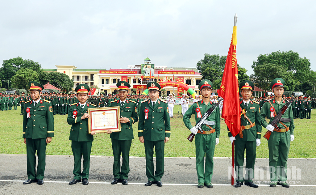 Lữ đoàn Phòng không 241 đón nhận Huân chương Bảo vệ Tổ quốc hạng Nhì.