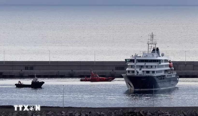 Tàu du lịch MV Hondius tại cảng Granadilla ở Tenerife, Tây Ban Nha, ngày 10/5/2026. (Ảnh: THX/TTXVN)