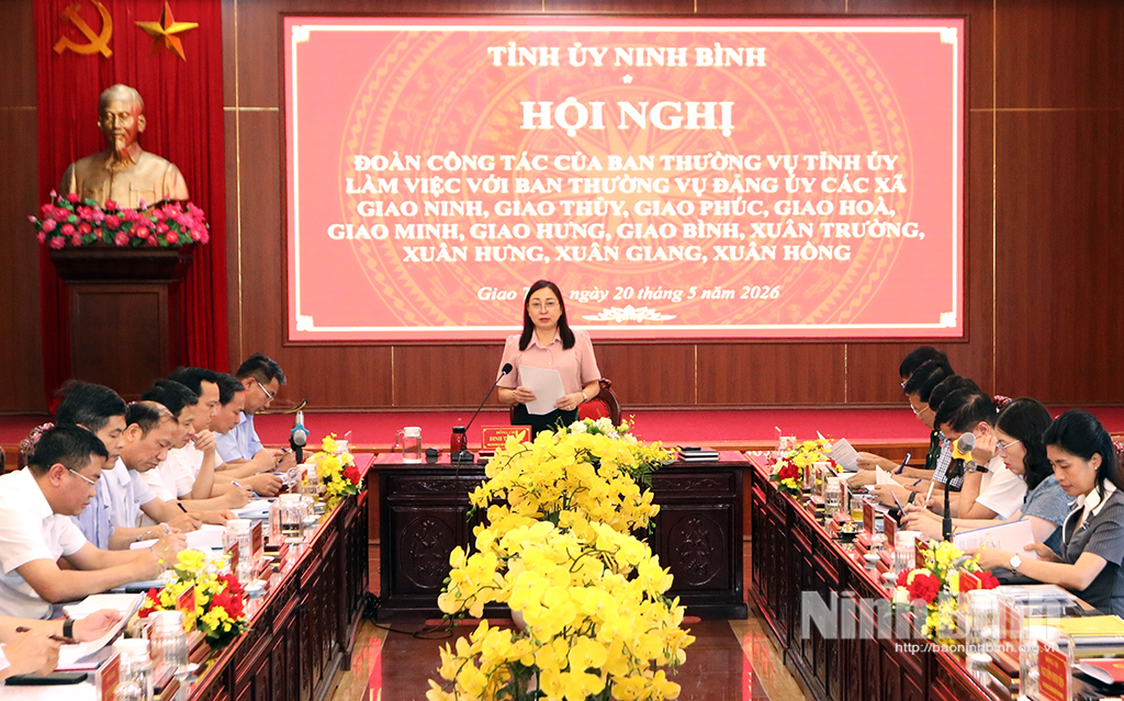 Đồng chí Đinh Thị Lụa, Phó Bí thư Tỉnh ủy, Chủ tịch Ủy ban MTTQ Việt Nam tỉnh chủ trì buổi làm việc.
