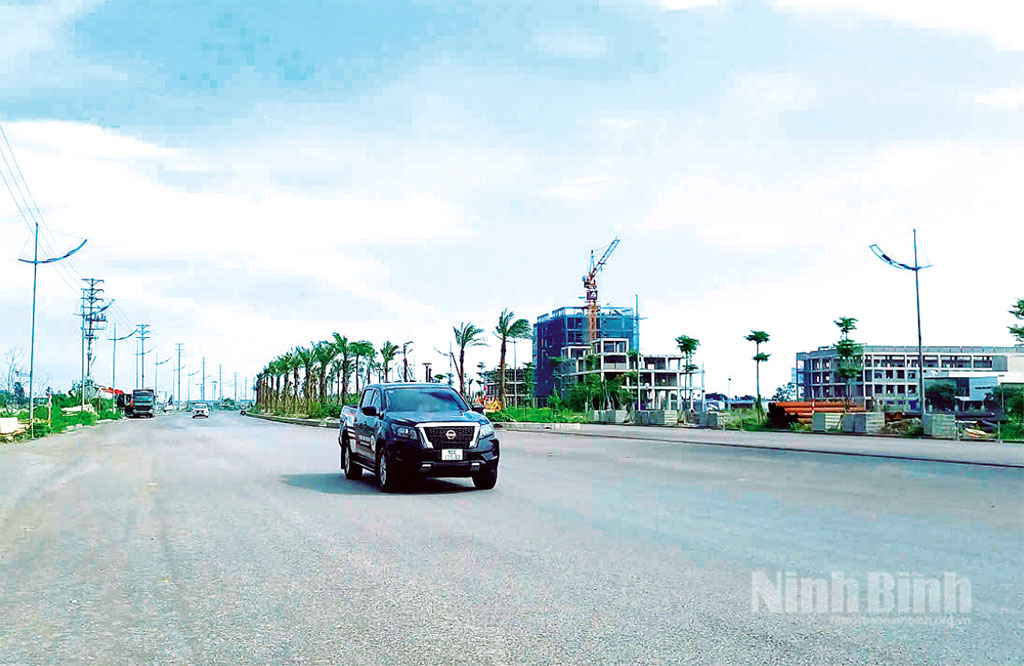 Dự án đầu tư xây dựng hoàn thiện theo quy hoạch tuyến đường D1, N1 thuộc Khu Đại học Nam Cao đang được chủ đầu tư và đơn vị thi công tập trung thực hiện, bảo đảm kế hoạch giải ngân vốn. Ảnh: Tiến Đoàn