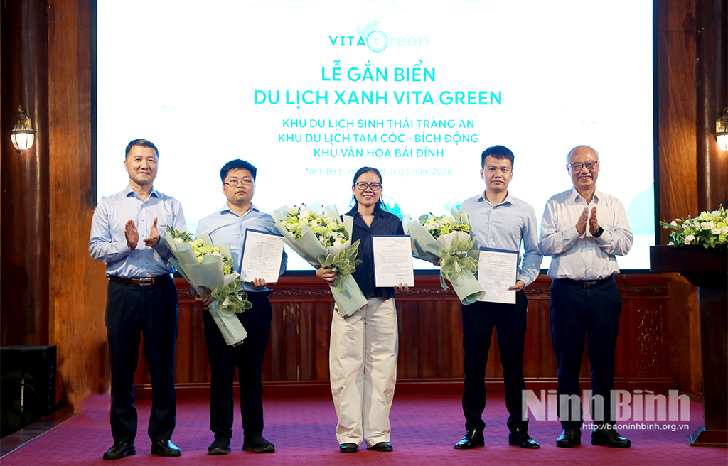 Lãnh đạo Hiệp hội Du lịch Việt Nam, Sở Du lịch trao Quyết định công nhận “Du lịch xanh VITA GREEN” cho đại diện Khu du lịch sinh thái Tràng An, Tam Cốc và Bái Đính.