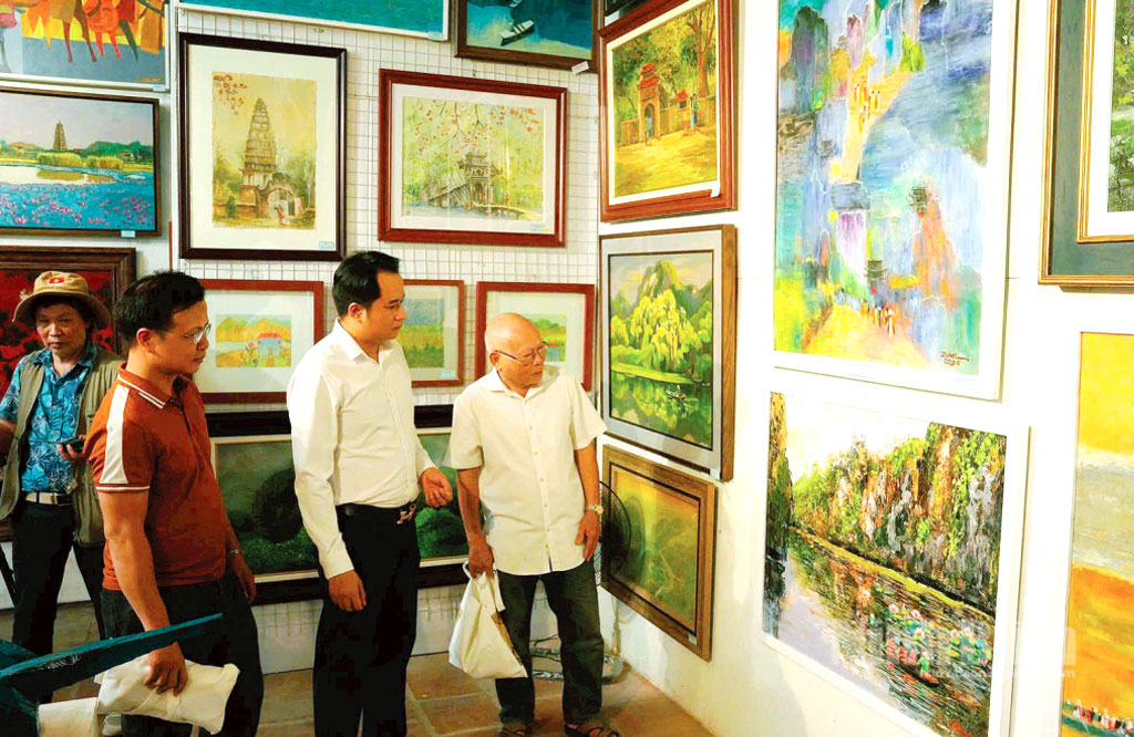 Khách tham quan Triển lãm "Phong cảnh Ninh Bình" tổ chức tại Gallery Phố cổ Hoa Lư.