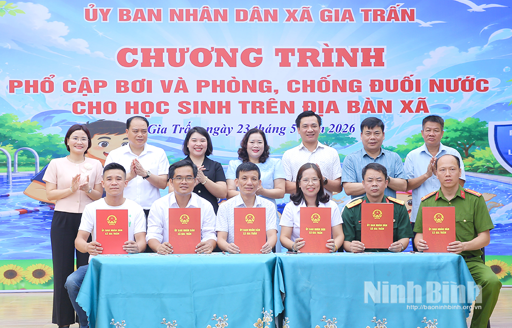 Đại diện các đơn vị ký cam kết phối hợp bảo đảm an toàn trong quá trình tổ chức lớp dạy bơi và kỹ năng phòng, chống đuối nước hè năm 2026.