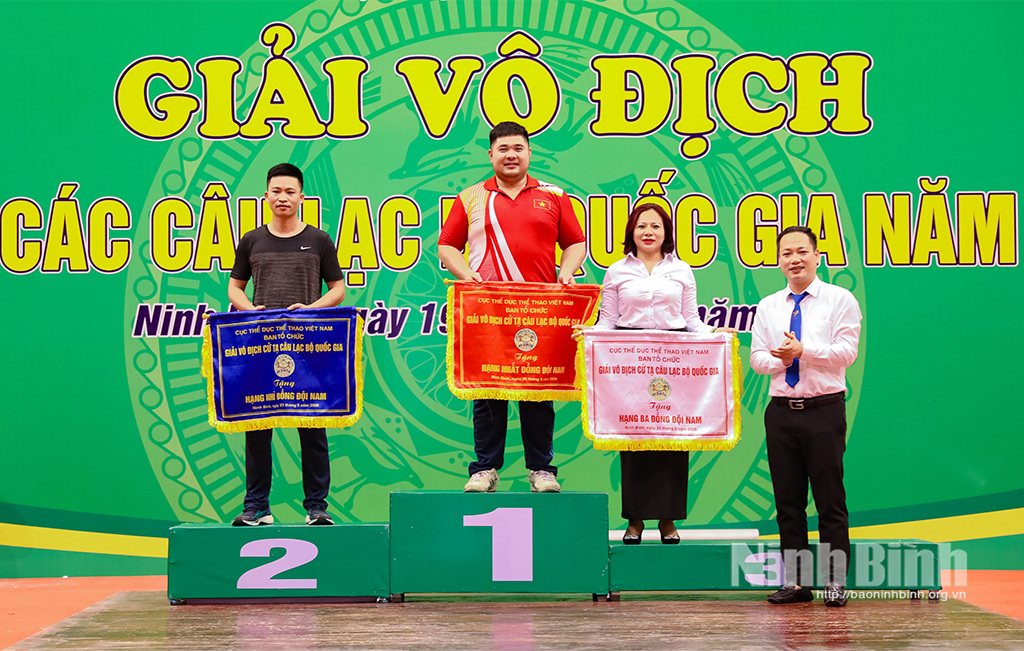 Ban tổ chức trao Cờ lưu niệm Nhất đoàn vận động viên Hải Phòng, xếp thứ Hai đoàn Đà Nẵng, xếp thứ Ba đoàn Hà Nội.