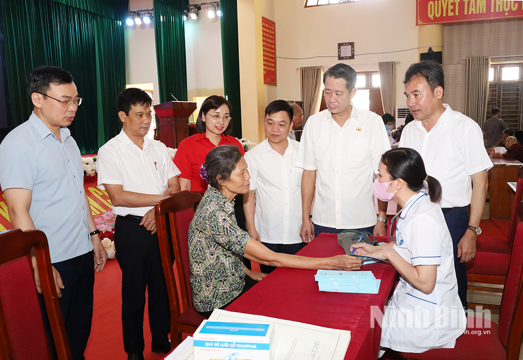 Người dân được tư vấn, kiểm tra sức khỏe tại chương trình.