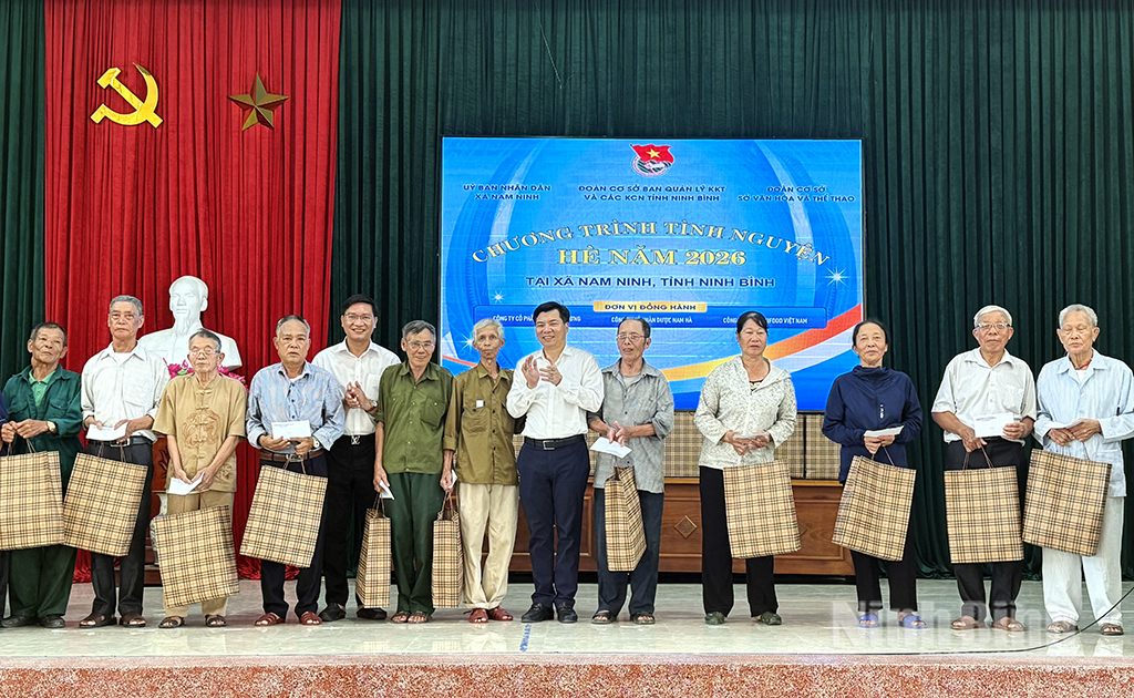 Lãnh đạo Sở Văn hoá và Thể thao và Ban Quản lý Khu kinh tế và các Khu công nghiệp tỉnh tặng quà cho các gia đình chính sách trên địa bàn xã.