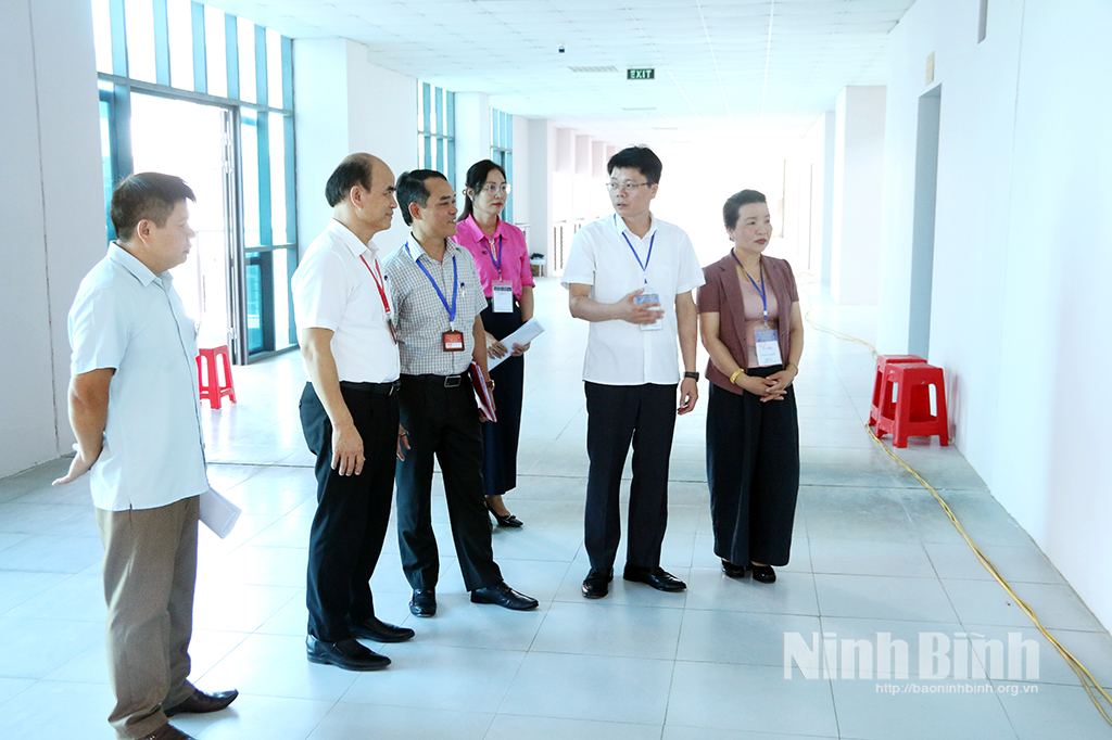 Đồng chí Ngô Quang Tuệ, Phó Giám đốc Sở Giáo dục và Đào tạo kiểm tra công tác coi thi tại Trường THPT chuyên Biên Hoà. Ảnh: Trần Ích
