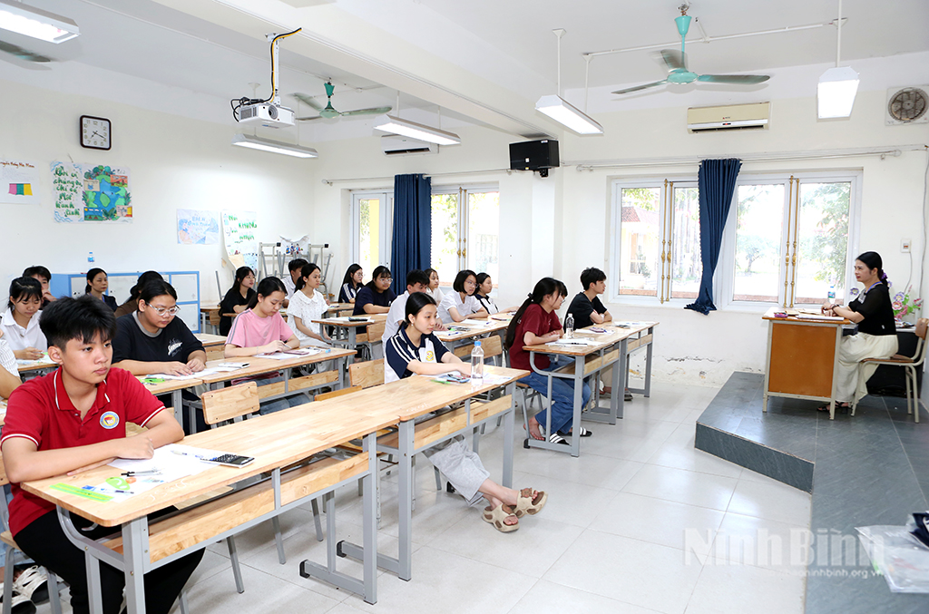 Các thí sinh chuẩn bị thi môn đầu tiên.
