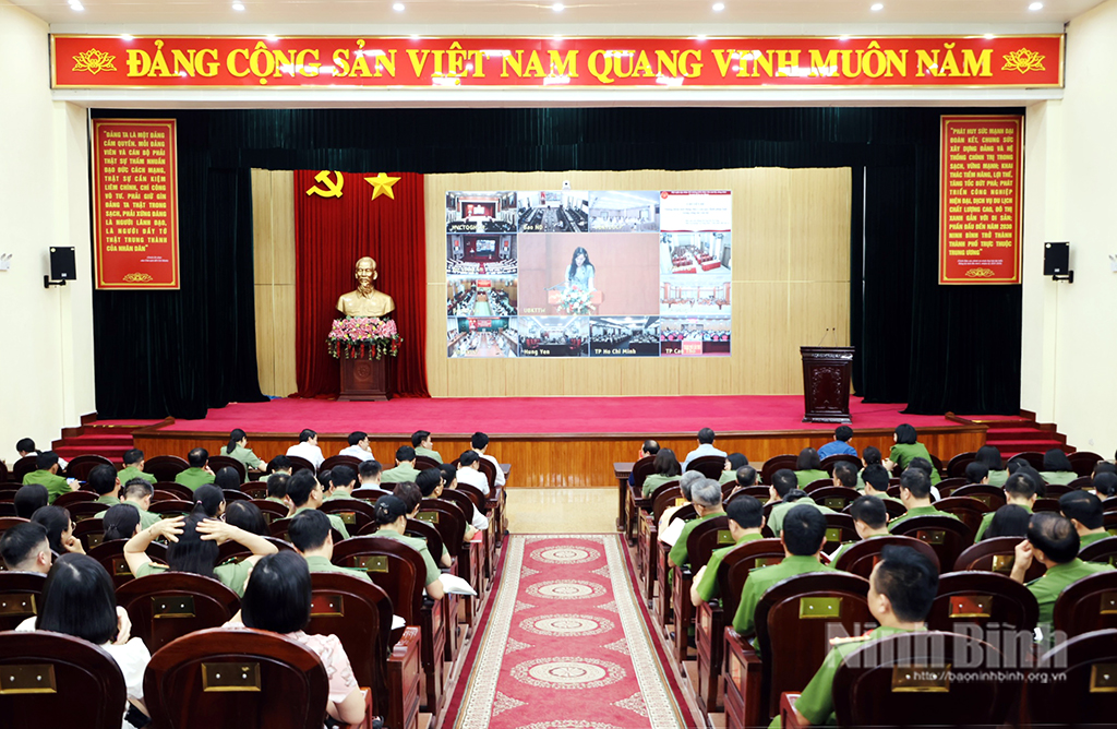Quang cảnh hội nghị tại điểm cầu Tỉnh ủy Ninh Bình.