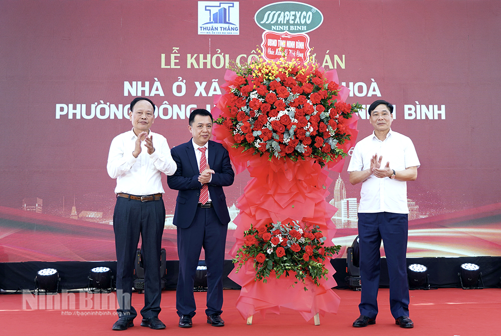 Đồng chí Nguyễn Anh Chức, Ủy viên Ban Thường vụ Tỉnh uỷ, Phó Chủ tịch UBND tỉnh tặng hoa chúc mừng đại diện chủ đầu tư, nhà thầu thi công tại lễ khởi công Dự án nhà ở xã hội Khánh Hoà.