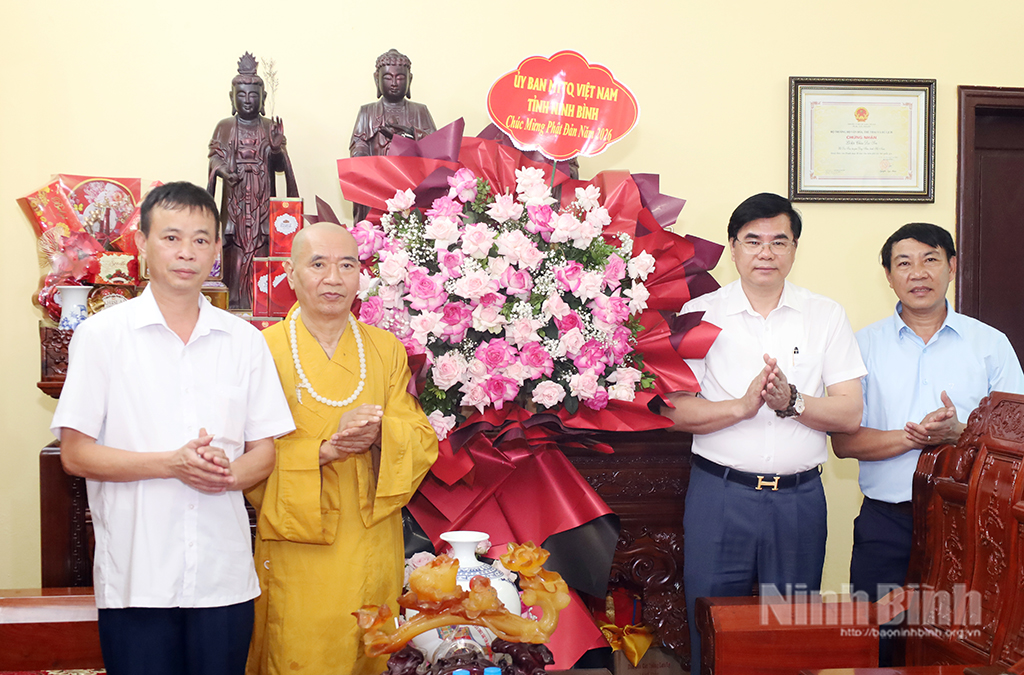 Đồng chí Nguyễn Hải Long, Tỉnh ủy viên, Phó Chủ tịch Ủy ban MTTQ Việt Nam tỉnh, Chủ tịch Liên đoàn Lao động tỉnh tặng hoa chúc mừng Chùa Long Đọi Sơn, phường Tiên Sơn. Ảnh: Lê Dũng