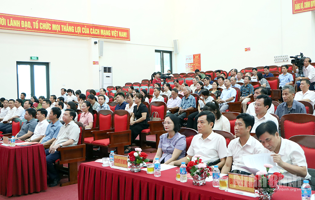 Các đại biểu dự hội nghị tiếp xúc cử tri các xã: Tân Thanh, Thanh Liêm, Thanh Bình, Thanh Lâm, Liêm Hà.