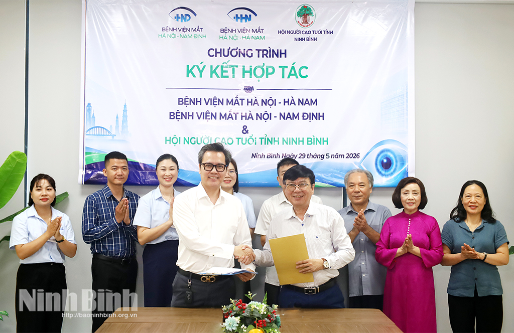 Các đại biểu chứng kiến ký kết chương trình phối hợp giữa Bệnh viện mắt Hà Nội - Hà Nam, Bệnh viện mắt Hà Nội - Nam Định với Hội Người cao tuổi tỉnh Ninh Bình.