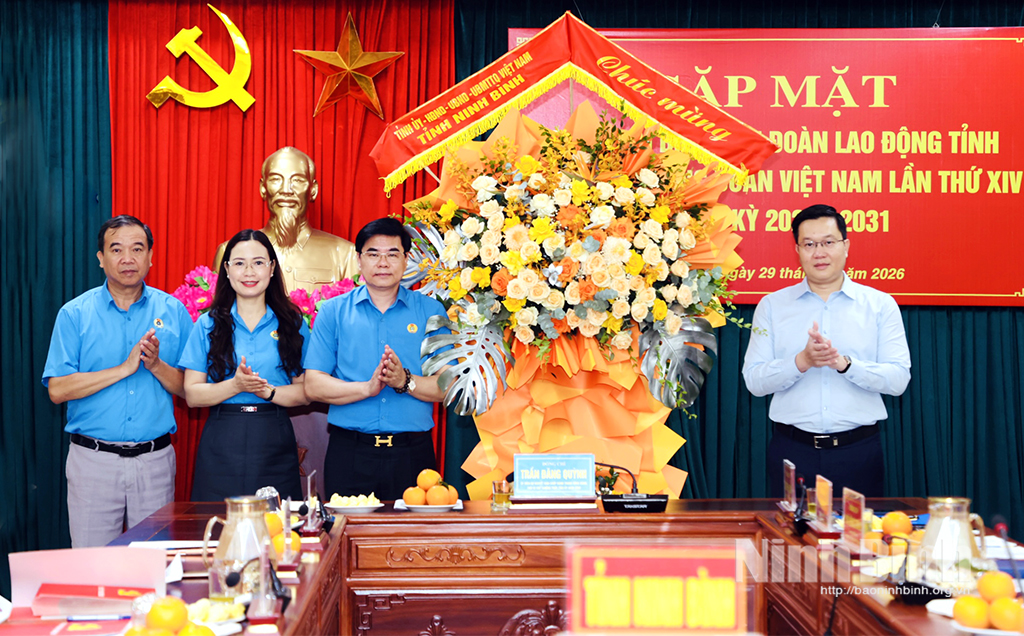 Đồng chí Trần Đăng Quỳnh, Ủy viên dự khuyết Trung ương Đảng, Phó Bí thư Thường trực Tỉnh ủy tặng hoa chúc mừng Đoàn đại biểu.