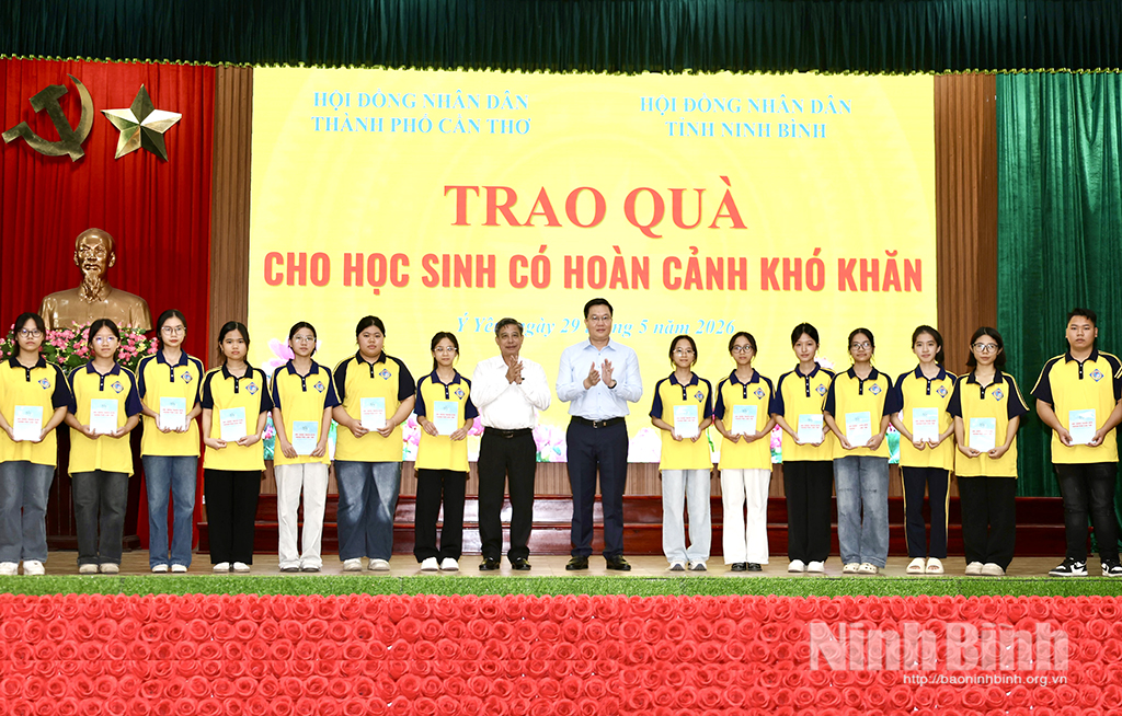 Đồng chí Đồng Văn Thanh, Ủy viên Trung ương Đảng, Phó Bí thư Thường trực Thành ủy, Chủ tịch HĐND thành phố Cần Thơ và đồng chí Trần Đăng Quỳnh, Ủy viên dự khuyết Trung ương Đảng, Phó Bí thư Thường trực Tỉnh ủy Ninh Bình tặng quà cho học sinh có hoàn cảnh khó khăn tại xã Ý Yên.