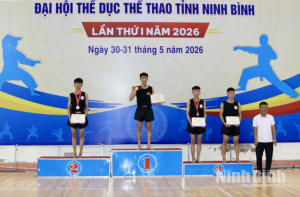Ban Tổ chức Giải trao huy chương cho các vận động viên đạt thành tích xuất sắc ở nội dung đối kháng nam.