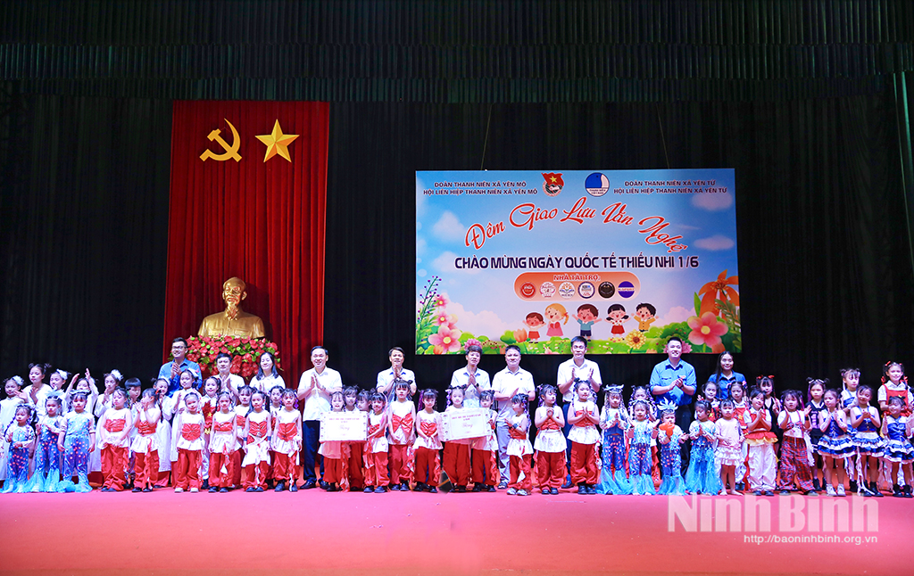 Lãnh đạo xã Yên Mô và Yên Từ tặng quà cho các em thiếu nhi.