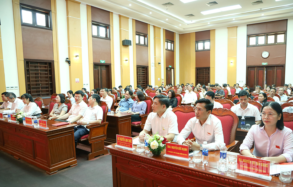 Các đại biểu dự hội nghị tiếp xúc cử tri tại phường Kim Bảng.