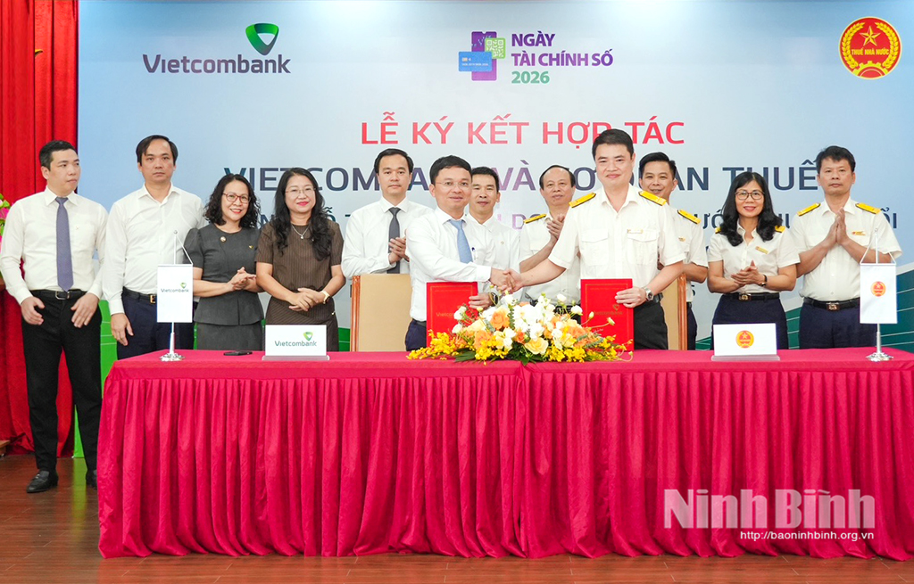 Lãnh đạo Vietcombank chi nhánh Ninh Bình và lãnh đạo Thuế tỉnh ký kết hợp tác tại buổi lễ.