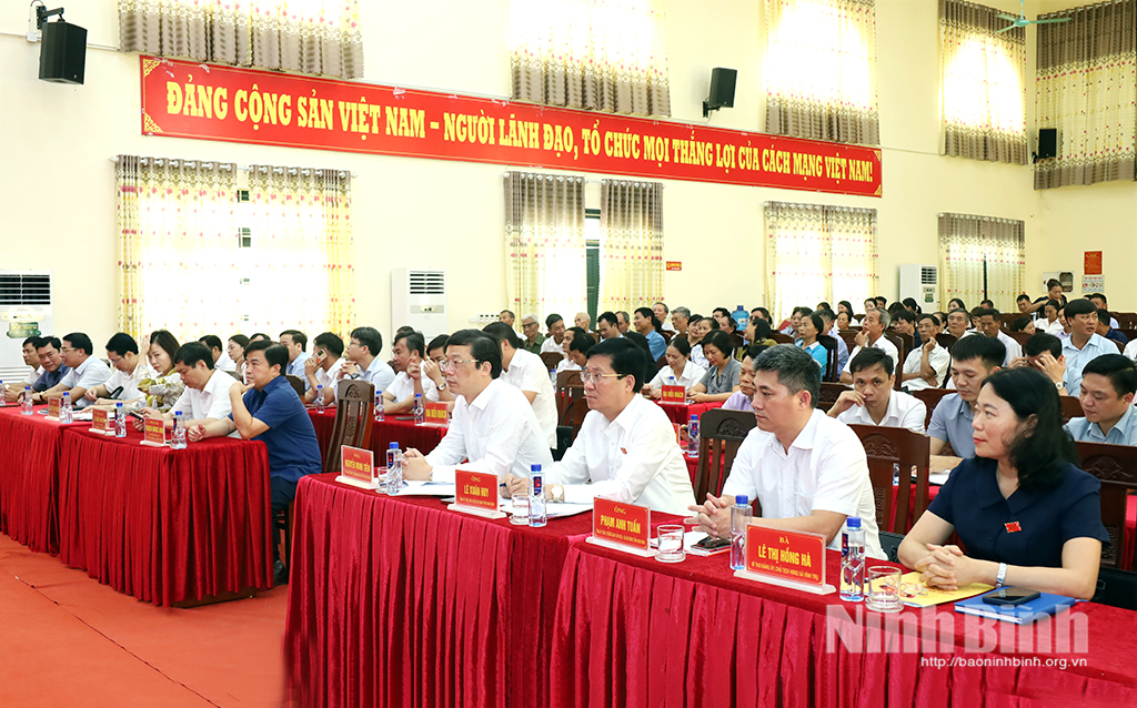 Các đại biểu dự hội nghị tiếp xức cử tri tại xã Trần Thương.