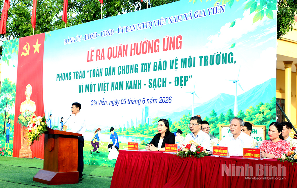 Đồng chí Đinh Thị Lụa, Phó Bí thư Tỉnh ủy, Chủ tịch Ủy ban MTTQ Việt Nam tỉnh và các đại biểu dự lễ ra quân.