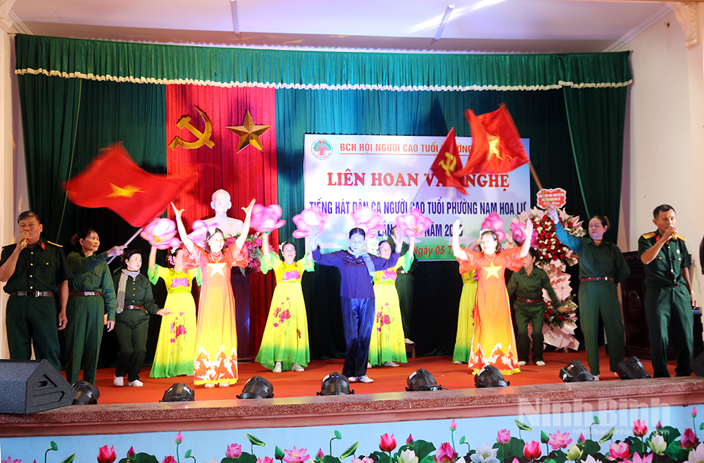 Biểu diễn trống hội tại Liên hoan tiếng hát dân ca người cao tuổi phường Nam Hoa Lư.