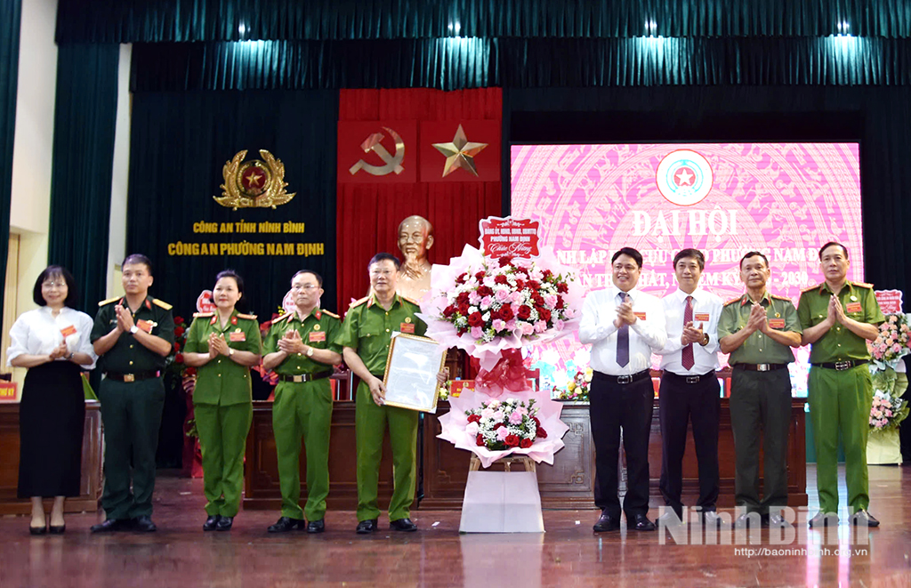 Đồng chí Trần Minh Thắng, Ủy viên Ban Thường vụ Tỉnh ủy, Bí thư Đảng ủy, Chủ tịch HĐND phường Nam Định tặng hoa chúc mừng Đại hội.