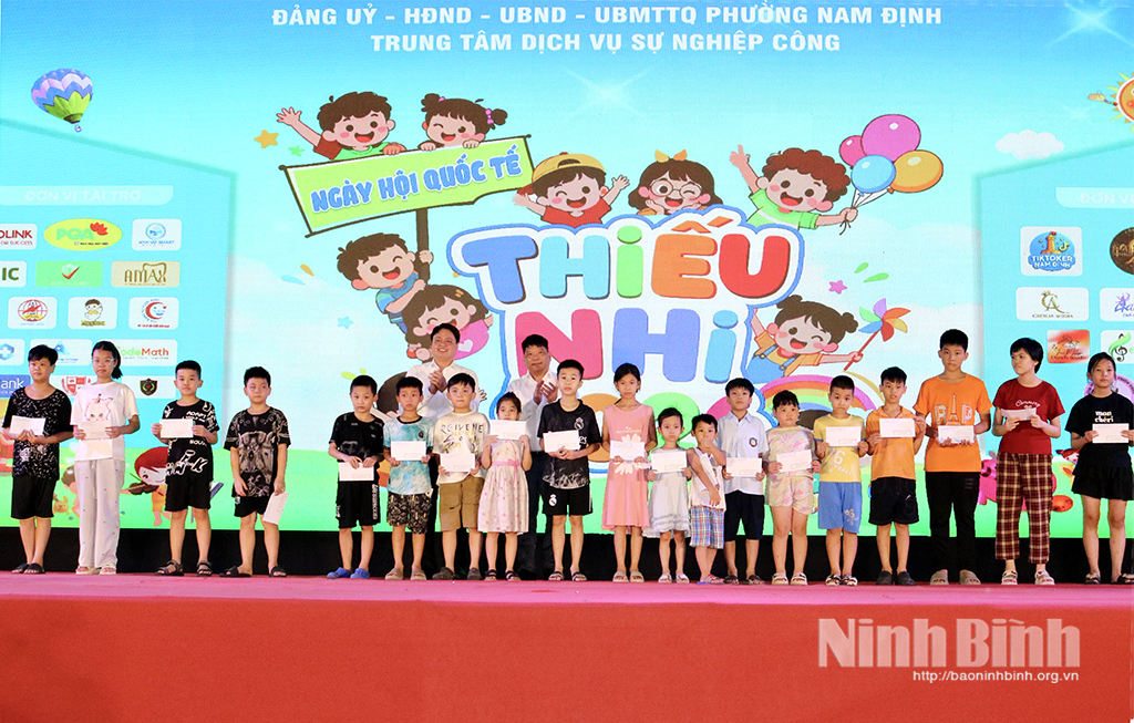 Đồng chí Trần Minh Thắng, Uỷ viên Ban Thường vụ Tỉnh uỷ, Bí thư Đảng uỷ, Chủ tịch HĐND phường Nam Định và các đại biểu tặng quà cho trẻ em có hoàn cảnh khó khăn.