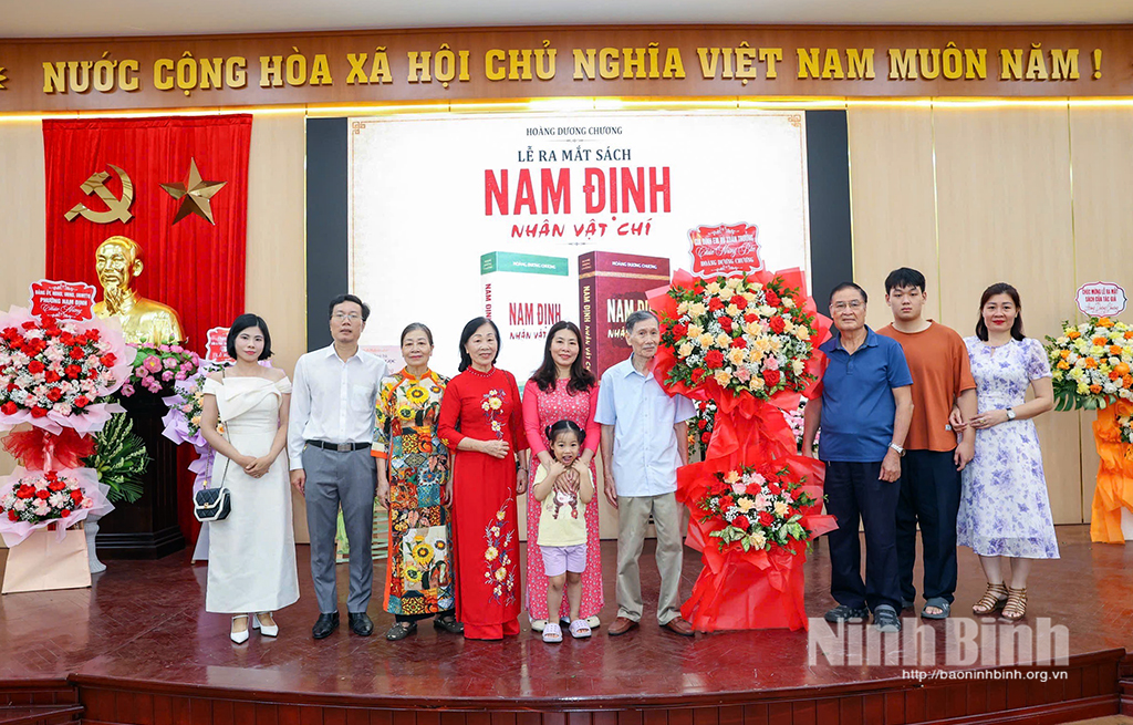 Gia đình và bạn bè tặng hoa chúc mừng nhà nghiên cứu Hoàng Dương Chương tại Lễ ra mắt cuốn sách.