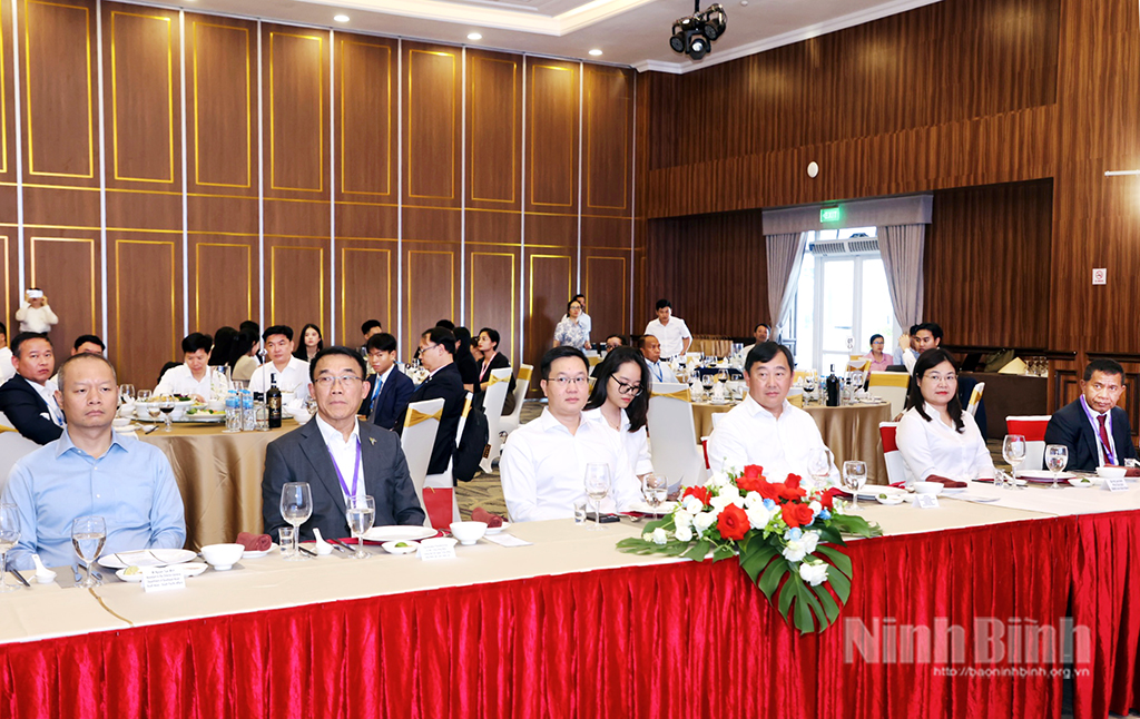 Các đại biểu dự chương trình.