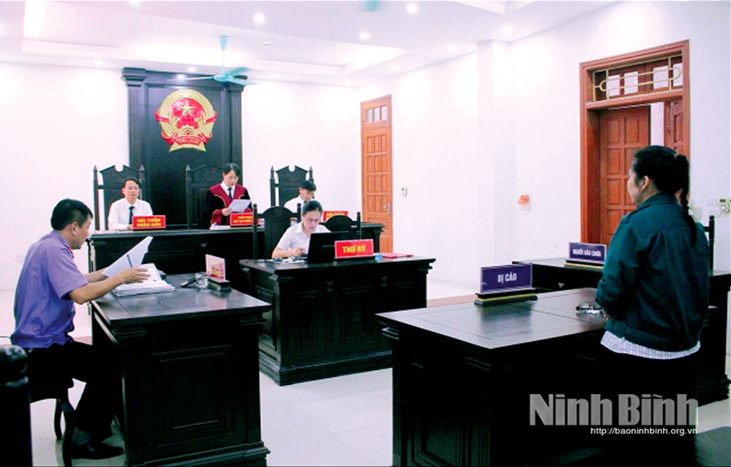 Một phiên tòa xét xử án hình sự sơ thẩm tại Tòa án nhân dân tỉnh.