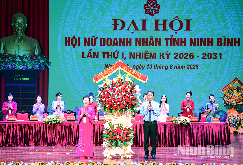 Đồng chí Trần Song Tùng, Ủy viên Ban Thường vụ Tỉnh ủy, Phó Chủ tịch Thường trực UBND tỉnh tặng hoa chúc mừng Đại hội.