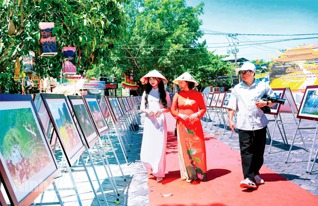 Khách du lịch tham quan không gian Triển lãm “Ảnh đẹp du lịch Ninh Bình” trong Tuần Du lịch Ninh Bình 2026. Ảnh: Ngọc Linh