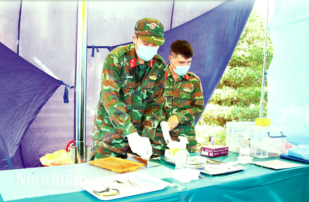 Đơn vị nghiệp vụ triển khai lấy mẫu hài cốt liệt sĩ chưa xác định được thông tin tại Nghĩa trang Liệt sĩ Nghĩa Phú, xã Hồng Phong.