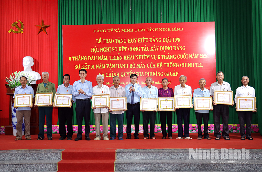 Đồng chí Lê Hồng Kỳ, Tỉnh ủy viên, Phó Giám đốc Báo và phát thanh, truyền hình Ninh Bình và lãnh đạo Sở Nội vụ trao Huy hiệu Đảng đợt 19/5/2026 cho các đảng viên xã Minh Thái.