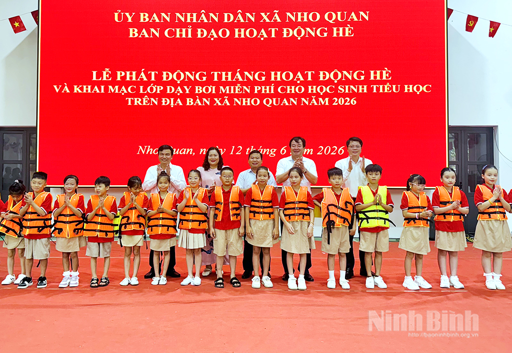 Ban Chỉ đạo hoạt động hè xã Nho Quan tặng áo phao cứu sinh cho học sinh trên địa bàn xã.