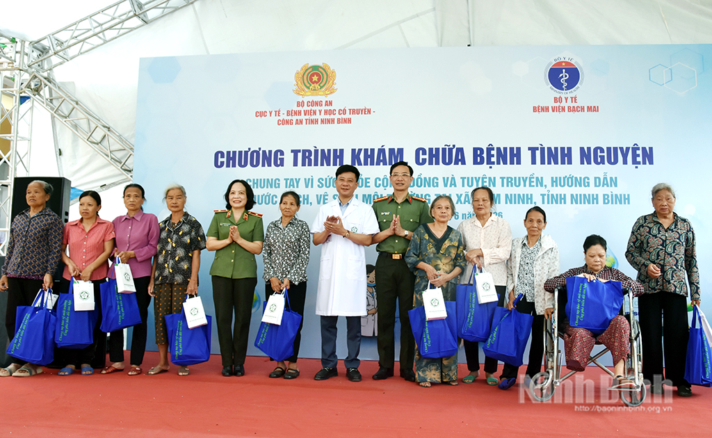 Ban Tổ chức chương trình trao tặng quà cho các gia đình chính sách tại xã Nam Ninh.