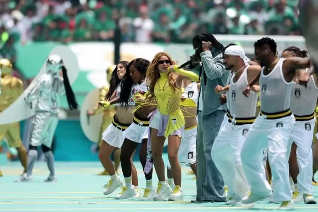 Shakira và Burna Boy mang tới màn trình diễn bùng nổ với ca khúc chính thức của FIFA World Cup 2026 tại lễ khai mạc trên sân Estadio Azteca. (Ảnh: FIFA)