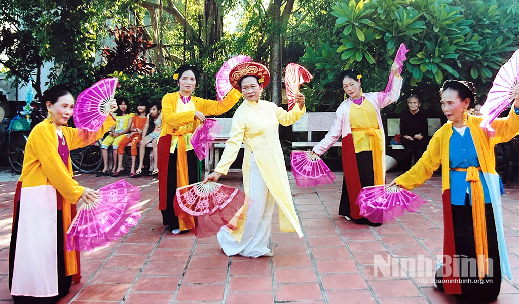 Một tiết mục biểu diễn của đội chèo làng Đặng nhân dịp hội làng.