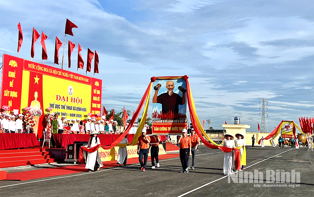 Nghi thức rước kiệu ảnh Bác Hồ tại Đại hội TDTT xã Định Hóa.