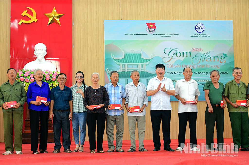 Đại diện Hội Nữ doanh nhân tỉnh và lãnh đạo xã Khánh Nhạc trao quà cho các thương, bệnh binh, nạn nhân chất độc da cam.