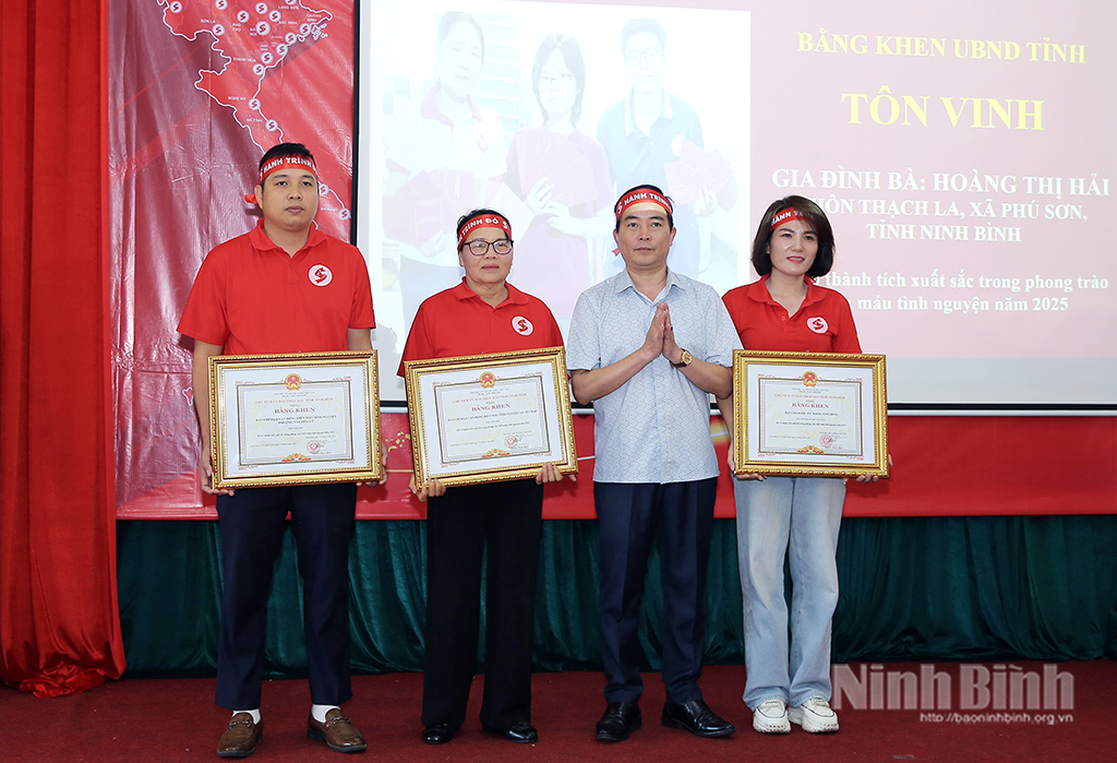 Lãnh đạo Ủy ban MTTQ Việt Nam tỉnh trao Bằng khen của Chủ tịch UBND tỉnh cho các tập thể có thành tích xuất sắc trong HMTN.