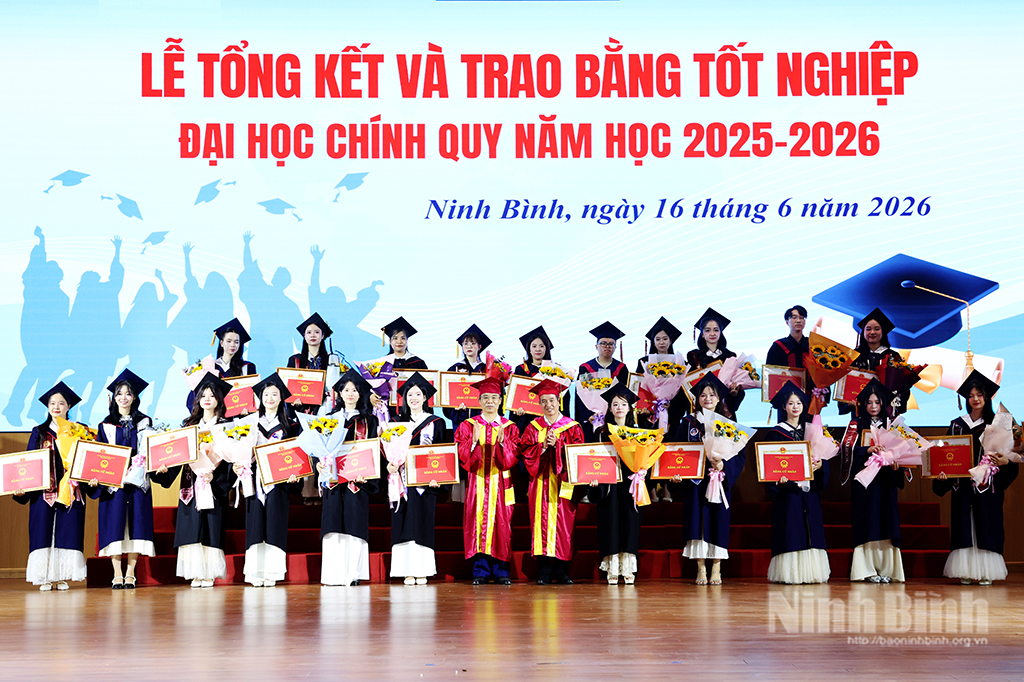 Lãnh đạo Trường Đại học Hoa Lư trao Bằng tốt nghiệp, Giấy khen cho sinh viên đạt thành tích xuất sắc.