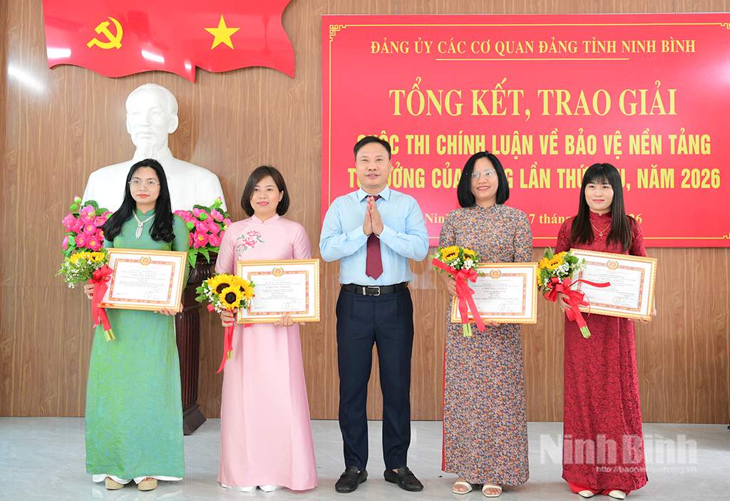 Đồng chí Hoàng Nguyên Dự, Ủy viên Ban Thường vụ Tỉnh ủy, Phó Bí thư Thường trực Đảng ủy các cơ quan Đảng tỉnh trao Giấy chứng nhận cho các tác giả và nhóm tác giả đạt giải A.