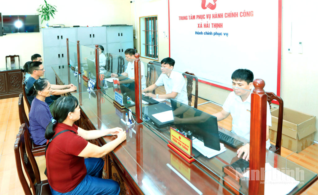 Hoạt động tại Trung tâm Phục vụ hành chính công xã Hải Thịnh. Ảnh: Trường Giang