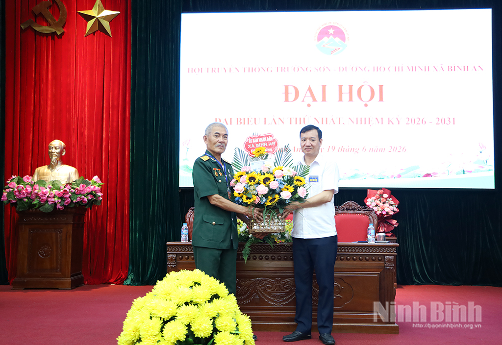 Lãnh đạo UBND xã Bình An tặng hoa chúc mừng Đại hội.