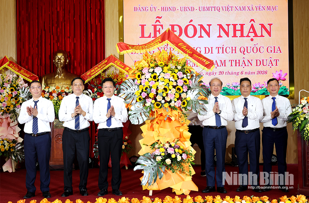 Đồng chí Phan Chí Hiếu, Ủy viên Trung ương Đảng, Ủy viên Ủy ban Thường vụ Quốc hội, Chủ nhiệm Ủy ban Pháp luật và Tư pháp của Quốc hội tặng hoa chúc mừng Đảng bộ, chính quyền xã Yên Mạc, dòng họ Phạm và nhân dân địa phương.