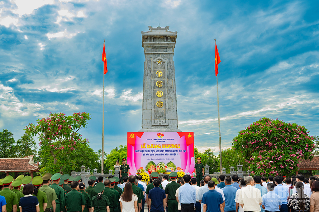 Quang cảnh lễ dâng hương tại Nghĩa trang liệt sĩ Văn Phong.