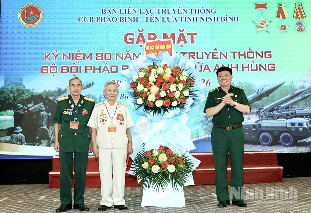 Lãnh đạo Hội Cựu chiến binh tỉnh tặng hoa chúc mừng Ban Liên lạc truyền thống cựu chiến binh Pháo binh-Tên lửa tỉnh.