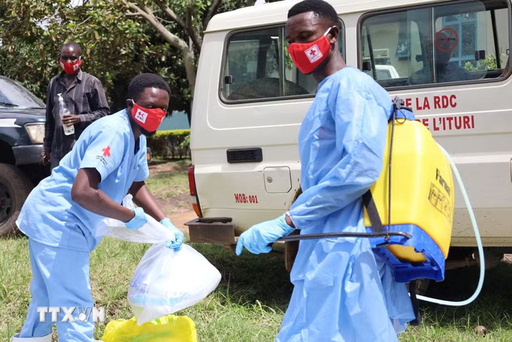 Nhân viên y tế khử trùng thiết bị sau khi một bệnh nhân nghi nhiễm Ebola tử vong, tại Bunia, tỉnh Ituri, CHDC Congo, ngày 21/5/2026. (Ảnh: THX/TTXVN)
